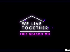 Пять молодых лесбиянок занимались групповым сексом в просторном доме