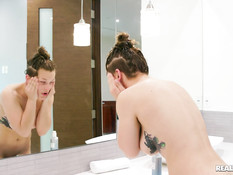 Пять молодых лесбиянок занимались групповым сексом в просторном доме