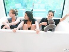 Пять молодых лесбиянок занимались групповым сексом в просторном доме