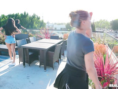 Пять молодых лесбиянок занимались групповым сексом в просторном доме