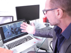 Трёх худых светловолосых студенток ебут в университетской аудитории