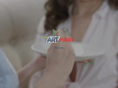 Две кудрявые русские девчонки забрызганы спермой после ебли с парнем