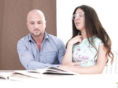 Лысый репетитор отпердолил молодую русскую шатенку в письку и анус