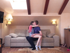 Безгрудая русская девчонка с худой фигурой оттрахана в бритую письку