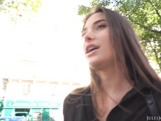 Сисястая русская девка с татуированным телом оттрахана в бритую писю