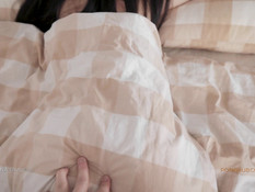 Разбудил молодую сиськастую подружку и отодрал в миссионерской позе