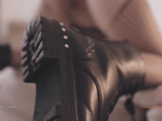 Бойфренд отодрал и обкончал сиськастую шатенку в сетчатых колготках