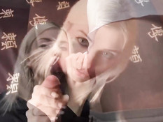 Дымящая электронной сигаретой молодая русская блондинка отсосала хуй