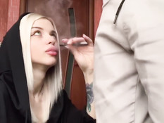 Дымящая электронной сигаретой молодая русская блондинка отсосала хуй