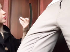 Дымящая электронной сигаретой молодая русская блондинка отсосала хуй