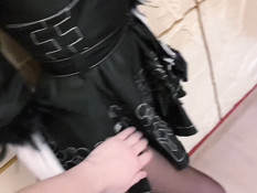 Юная русская косплеерша в чёрном платье отсосала и выдрочила сперму