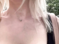 Милая русская студентка со светлыми волосами сделала глубокий минет