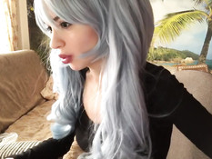 Милая русская девушка с голубыми волосами сосёт хуй и глотает сперму