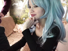 Милая русская девушка с голубыми волосами сосёт хуй и глотает сперму