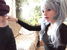 Милая русская девушка с голубыми волосами сосёт хуй и глотает сперму