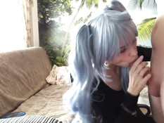 Милая русская девушка с голубыми волосами сосёт хуй и глотает сперму