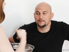 Лысый пришёл в гости к рыжеволосой девчонке и отпердолил её в попку