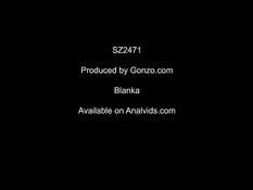 Трое мужиков отпердолили в анус грудастую девицу с розовыми волосами