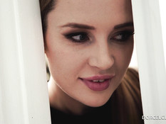 Кудрявая блондинка дала отыметь себя в анус и выдрочила сперму в рот