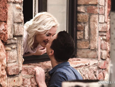 Кудрявая блондинка дала отыметь себя в анус и выдрочила сперму в рот