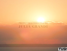 Стройная молодая блондинка с тату оттрахана парнем в поле и на яхте