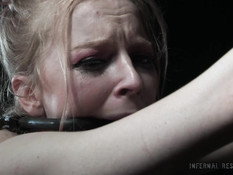 Связанная юная секс рабыня с розовыми волосами выпорота и оттрахана