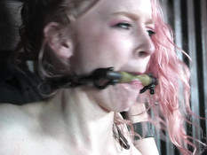 Связанная юная секс рабыня с розовыми волосами выпорота и оттрахана