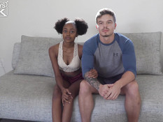 Белый парень отодрал на диване молодую мулатку и кончил ей на спину