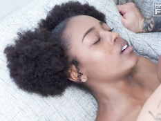 Белый парень отодрал на диване молодую мулатку и кончил ей на спину