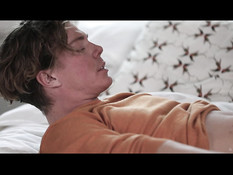 Белый любовник страстно ебёт на кровати кудрявую сисястую негритянку