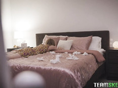 Сисястая рыжеволосая лесбиянка занимается любовью с худой блондинкой