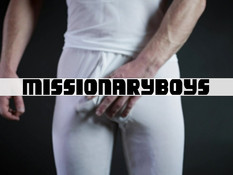 Два молодых гея отпердолили парнишку на диване и кончили в его очко