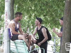 Двое голубых приятелей отпердолили и обкончали лысого гея на балконе