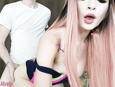 Розововолосая русская милашка с тату оттрахана и заполнена спермой