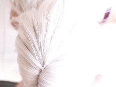 Подошёл к мастурбирующей киску сисястой блондинке и засадил свой хуй