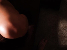 Стройная блондинка с пирсингом трёт свою киску и садится на приятеля