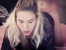 Юная сисястая блондинка в прозрачном халате отсосала и отымела парня