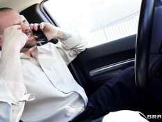 Зрелая сисястая блонда с татуировками отпердолена в анал на лестнице