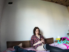 Темпераментная русская девка ебёт парня и громко орёт от наслаждения