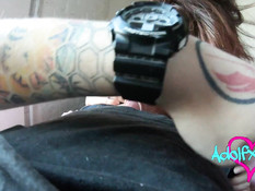 Темпераментная русская девка ебёт парня и громко орёт от наслаждения