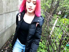 Русская вебкам модель сосала хуй на улице и трахалась с парнем в доме