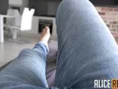 Сисястая блондинка с голубыми глазами отсасывает и подставляет киску