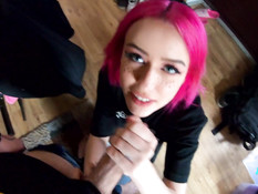 Грудастая русская девка с розовыми волосами бешено трахается с парнем