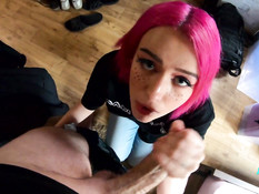 Грудастая русская девка с розовыми волосами бешено трахается с парнем