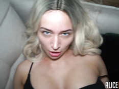 Горячую светловолосую красотку отодрали в письку и заполнили спермой