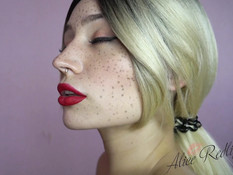 Юная блондинка с веснушками на лице высасывает всю сперму из члена