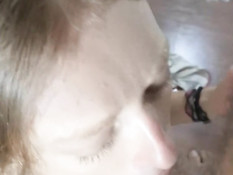 Блондиночка с большими сисями дрочит член и получает сперму в ротик