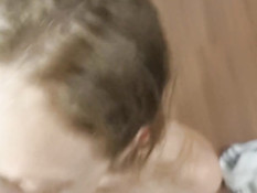 Блондиночка с большими сисями дрочит член и получает сперму в ротик