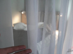 Красивая блондинка с веснушками на лице оттрахана и заполнена спермой