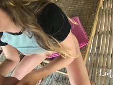 После сочного минета он ебёт юную блондинку в бунгало на берегу моря